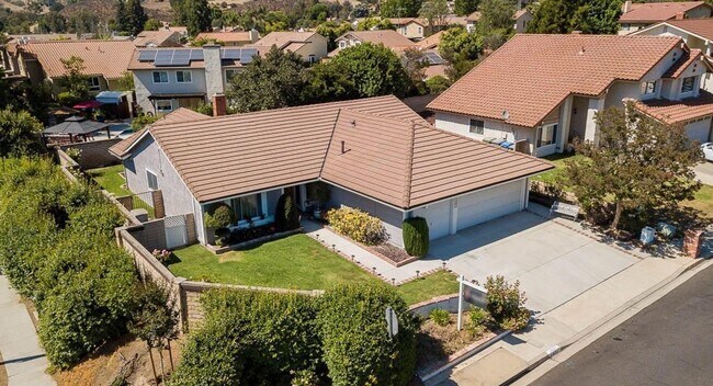 Building Photo - Charmimg single story thousand Oaks home