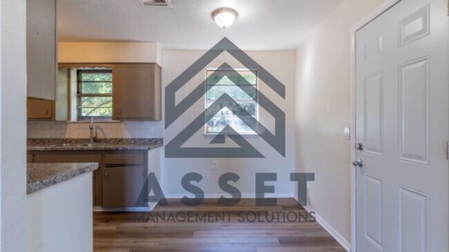 Foto del edificio - Charming 4-Bedroom Home with Fresh Updates in Midwest City