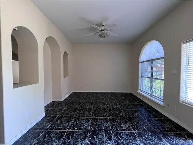 Building Photo - 4612 W Maple Ave