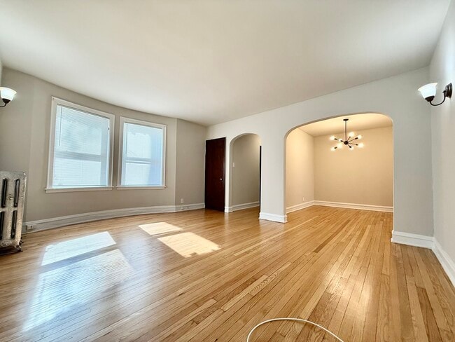 Building Photo - 4860 N Hermitage Ave