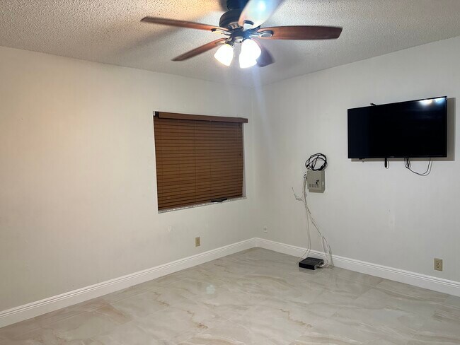 Foto del edificio - 4931 NW 86th Ave