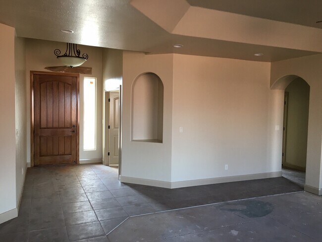 Foto del edificio - 4 bedroom home in Sky Ridge