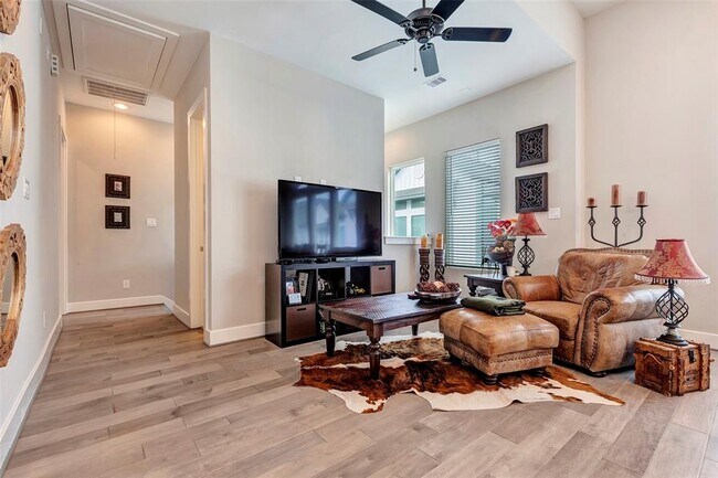 Foto del edificio - 4450 W Tidwell Rd