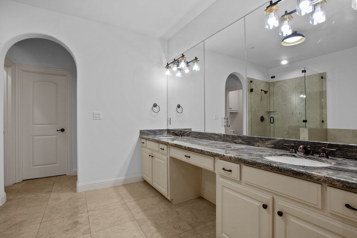 Foto principal - Luxury Highland Park Condo