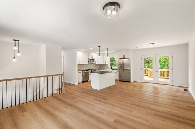 Foto del edificio - 6-bedroom, 3-bath home in North Raleigh