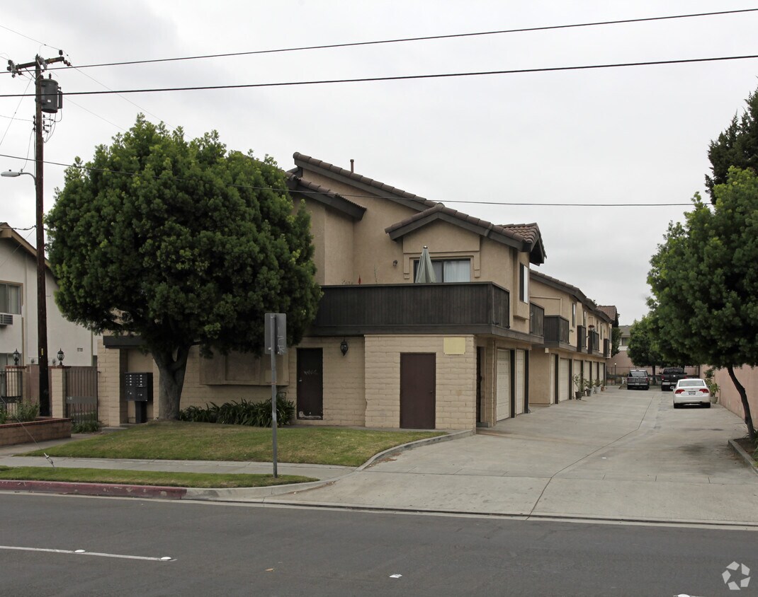 Foto principal - 8740 Valley View St