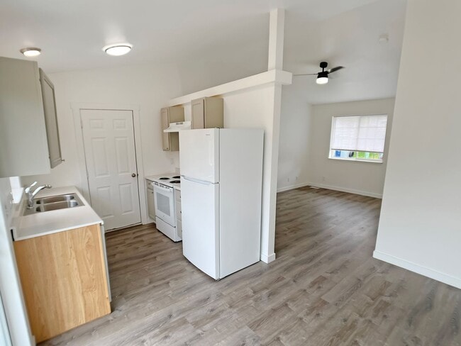 Building Photo - Beautifully Renovated Single Level Home in...