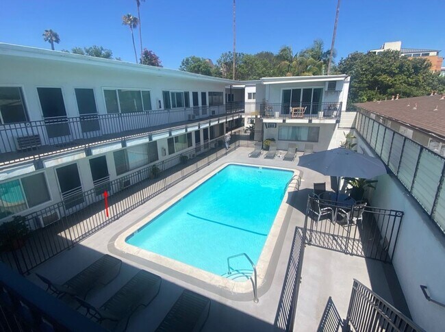 Foto del edificio - 1255 N HARPER Ave