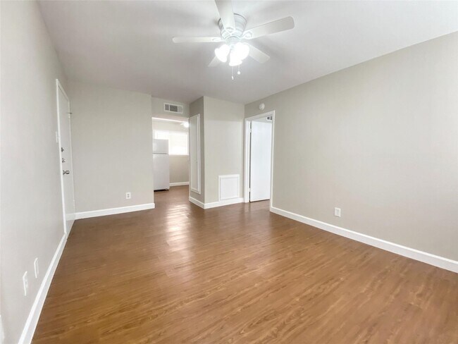 Foto del edificio - 1141 N Durham Dr