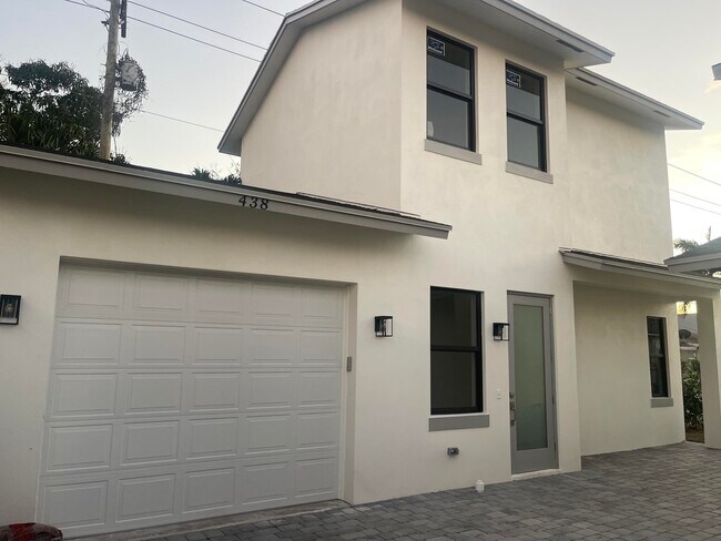 Building Photo - 436 Monroe Dr