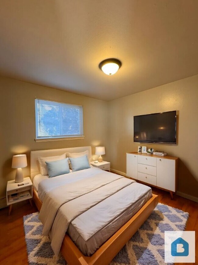 Foto del edificio - Huge 2 Bedroom 1 Bath Located Just Outside...