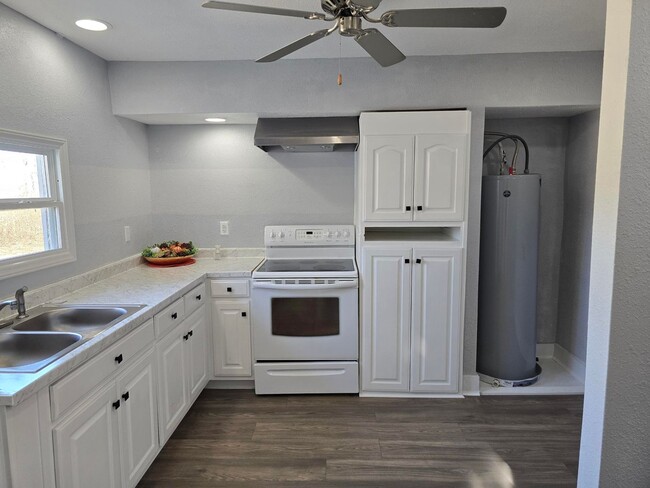 Building Photo - Call Linda 804-642-2106 or linda@vacosold.com