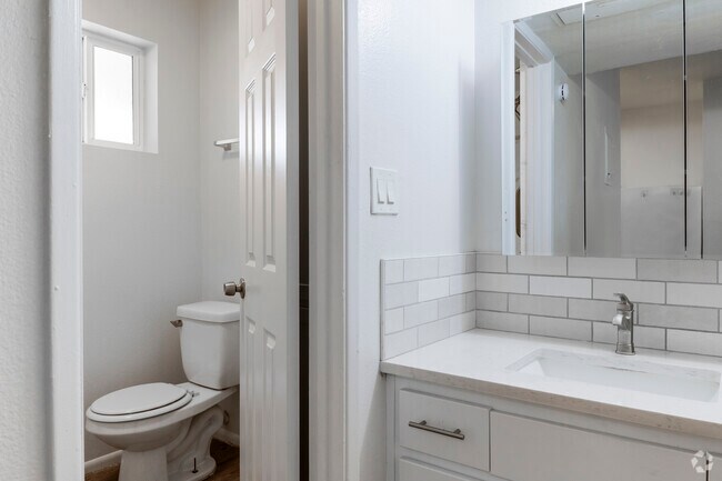 Estudio - 350 pies cuadrados - Baño - Darwin Apartments