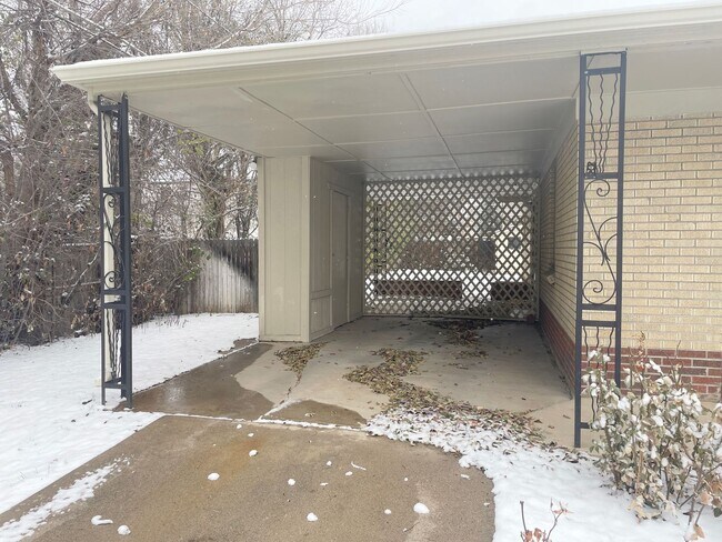 Building Photo - University Gardens 3 Bedroom Ranch Home!