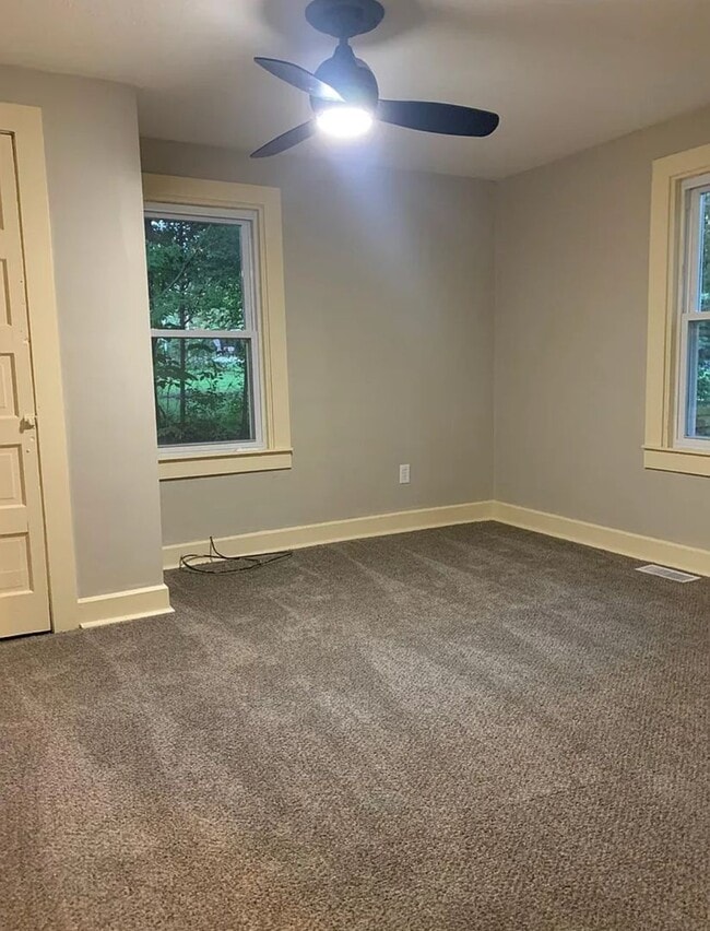 Building Photo - 2 bedrooms, great location!