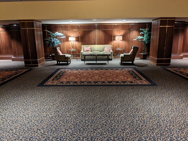 Lobby - 910 S Michigan Ave