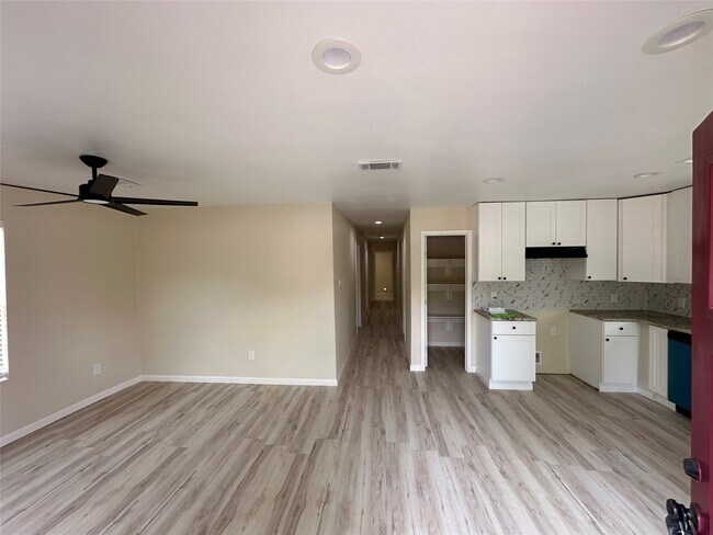 Foto del edificio - 5910 E Houston Rd