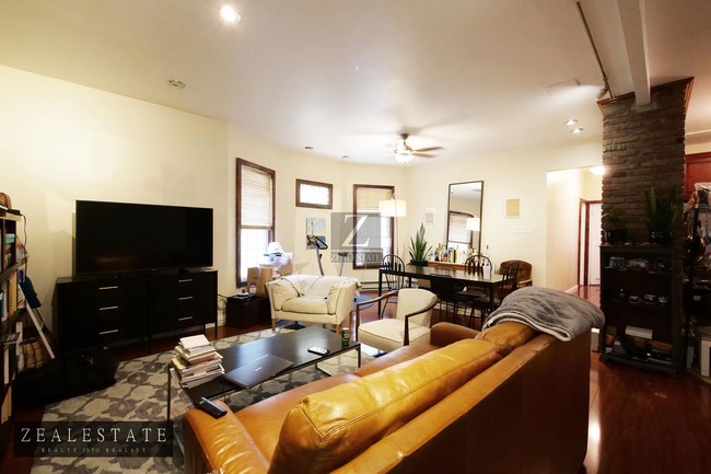 Building Photo - 538 East 9th Street
