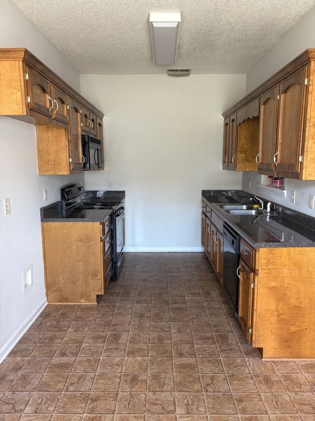 Building Photo - Garden Home For Rent!