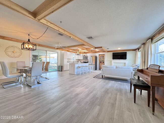 Building Photo - 3041 N Oleander Ave