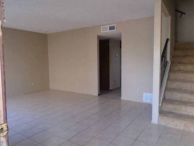 Building Photo - 1705 Villa Santos Cir