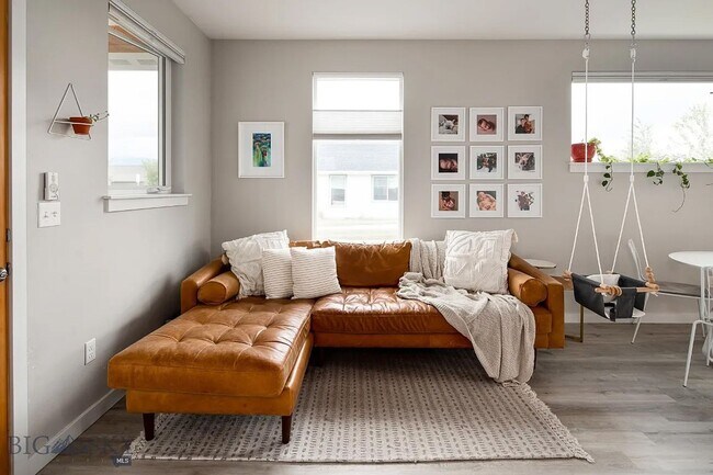 Foto del edificio - Charming Three Bedroom Home with Large Fen...