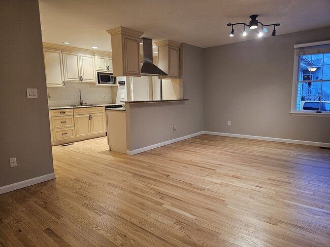 Building Photo - 246 Seaside Ave
