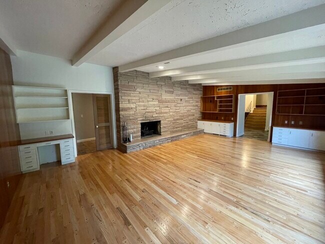 Building Photo - Riverside Gardens Neighborhood Home