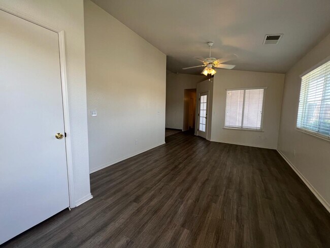 Foto del edificio - 995 Vineyard Way