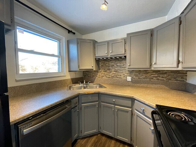 Building Photo - Cozy Tri-Level Home in Thornton! AVAILABLE July 6th!