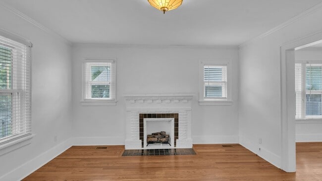 Building Photo - Updated 2 Bed, 1.5 Bath in Tulsa!