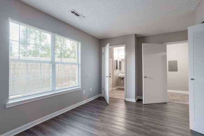 Building Photo - Jamestown Pointe Apartments