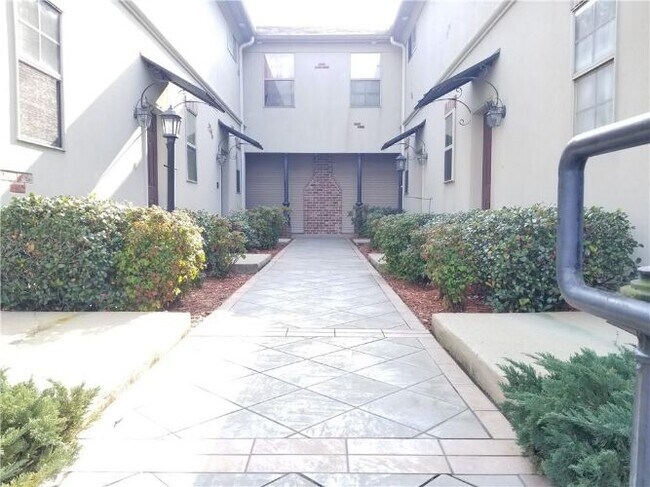Building Photo - 4512 Pontchartrain Dr