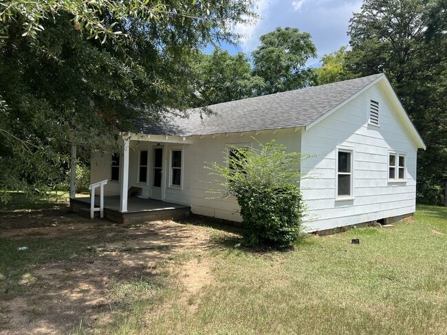 Cute 2 Bed 1 Bath House! Available Now! - Cute 2 Bed 1 Bath House! Available Now!