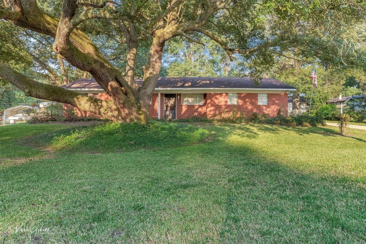 Primary Photo - 4 bedroom rental in Shreveport