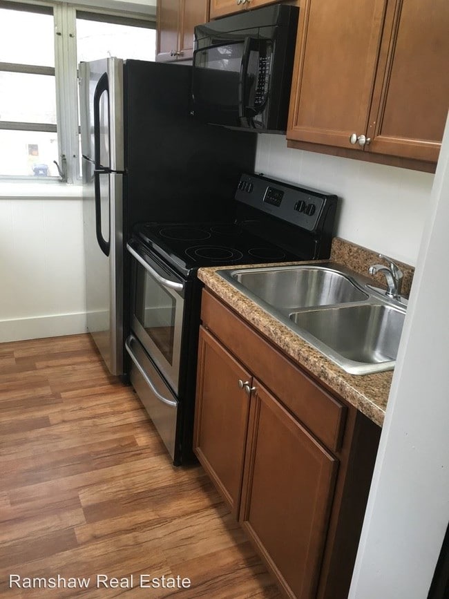 Building Photo - 1 br, 1 bath Apartment - 311 W. Columbia