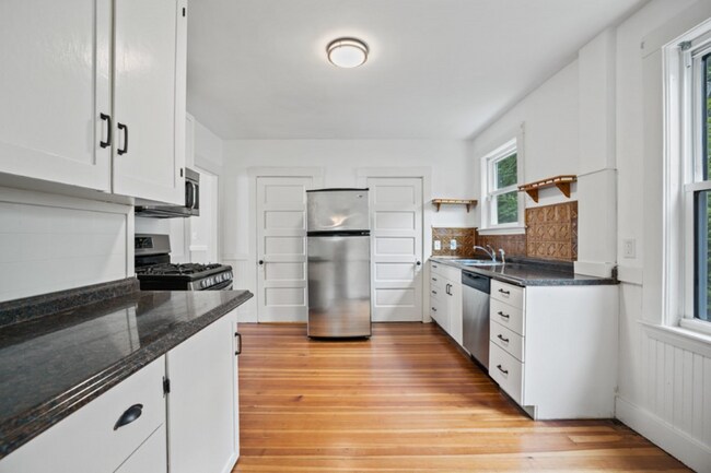 Foto del edificio - 14 Nahanton Ave