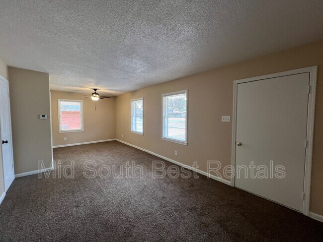 Foto del edificio - 4883 Childs Dr