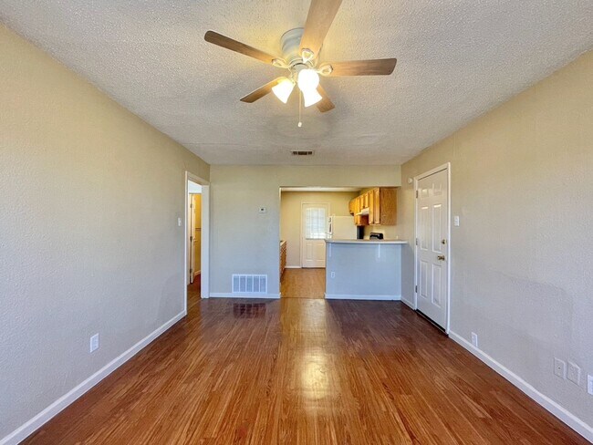 Foto del edificio - Charming 2 bedroom, 1 bath home with carpo...