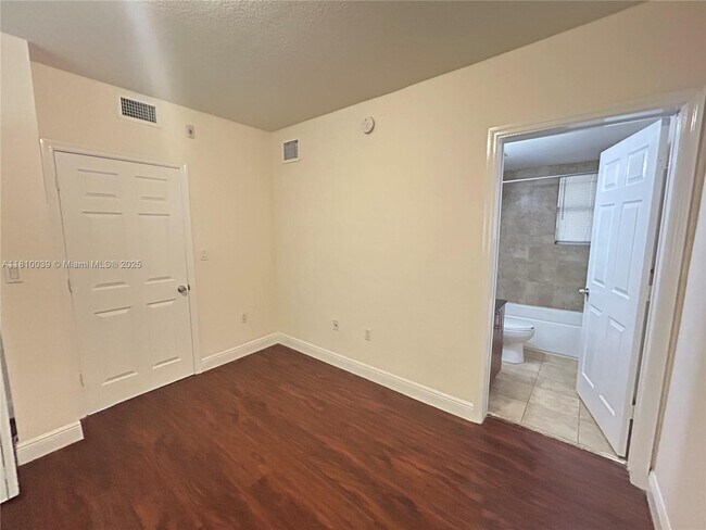 Foto del edificio - 2880 Pine Tree Dr