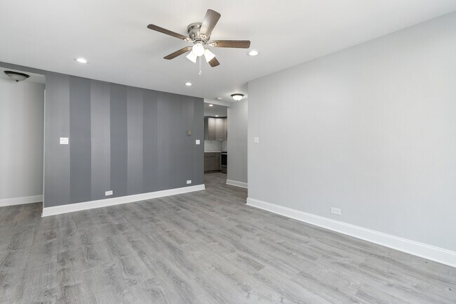Building Photo - 7630 N Eastlake Terrace