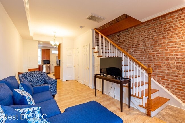 Building Photo - 2 br, 2.5 bath House - 913 5th St SE