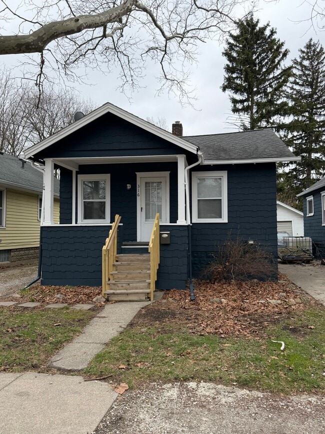 2 Bed / 1 Bath House for Rent — Lansing, MI - 2 Bed / 1 Bath House for Rent — Lansing, MI