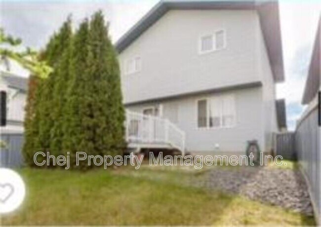 Photo du bâtiment - 838-118A 118a St NW