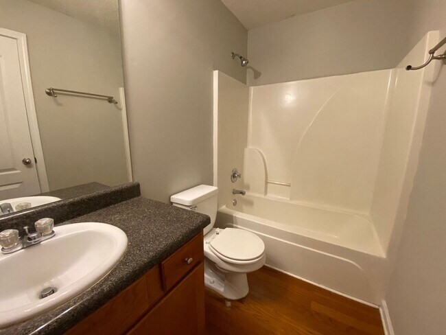 Foto del edificio - PRE-LEASING FOR AUGUST 2 2026! 1/2 Off Deposit!