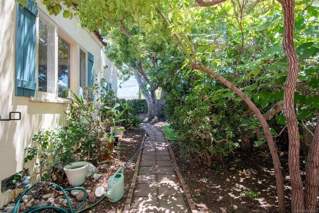 Foto del edificio - 2208 Dwight St