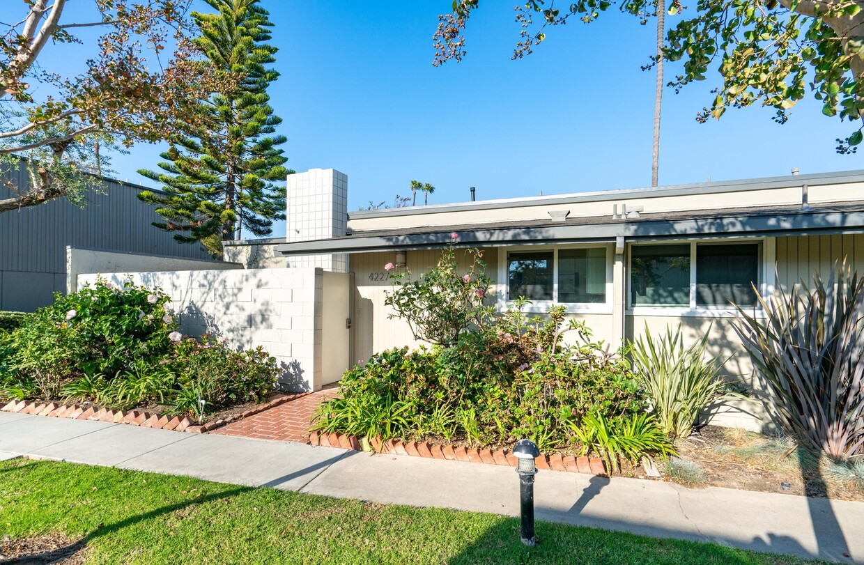 Primary Photo - Beautifully Remodeled Tri-Level Condo With...
