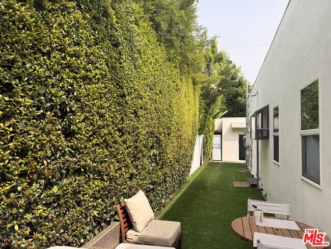 Foto del edificio - 1162 N Poinsettia Pl