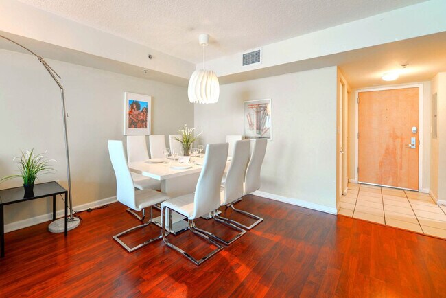 Building Photo - 1200 Brickell Bay Dr