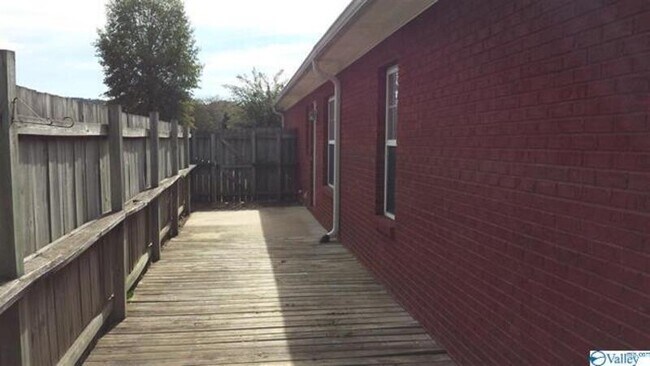 Building Photo - 3514 Choctaw Dr SE